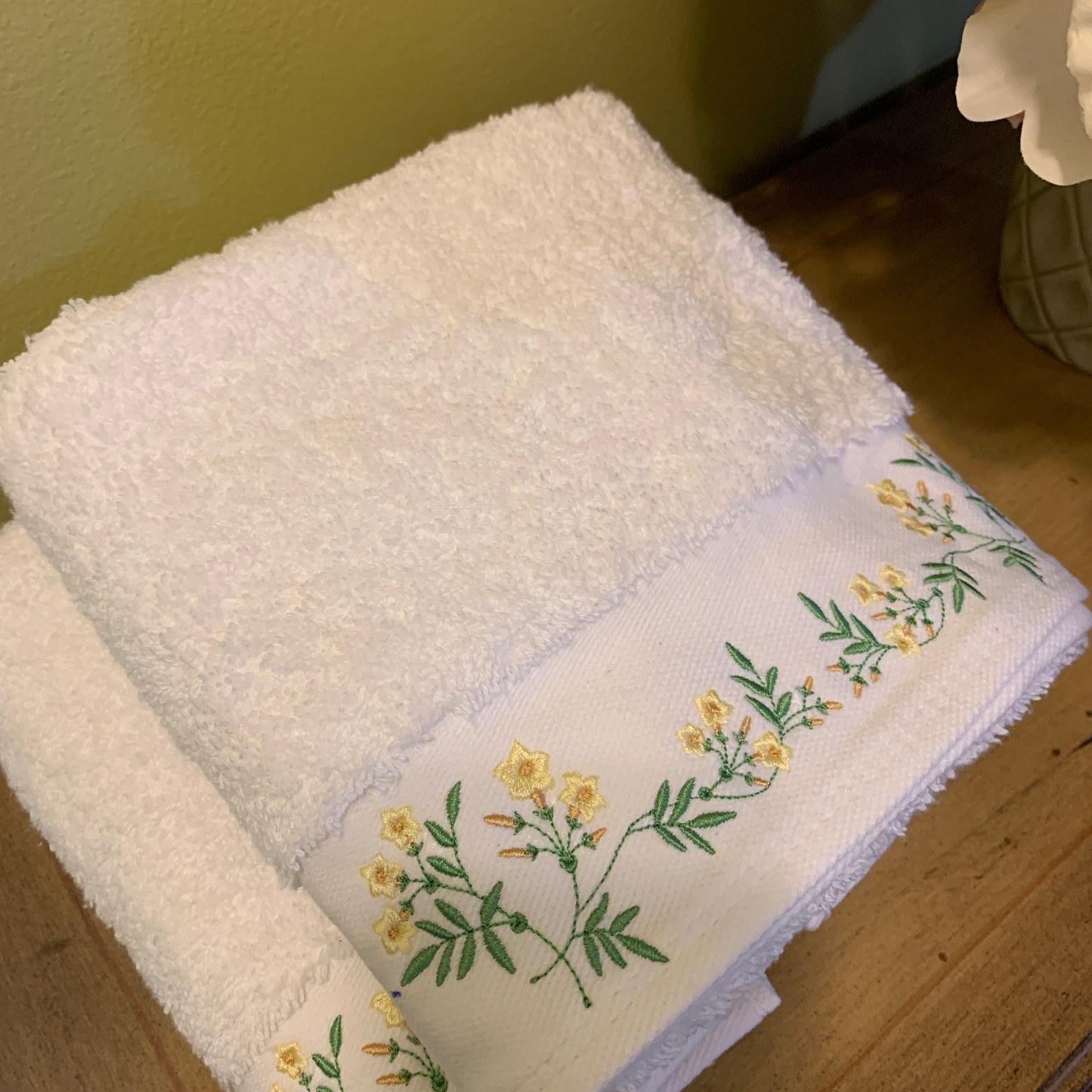 Embroidered Jasmines Towel Set