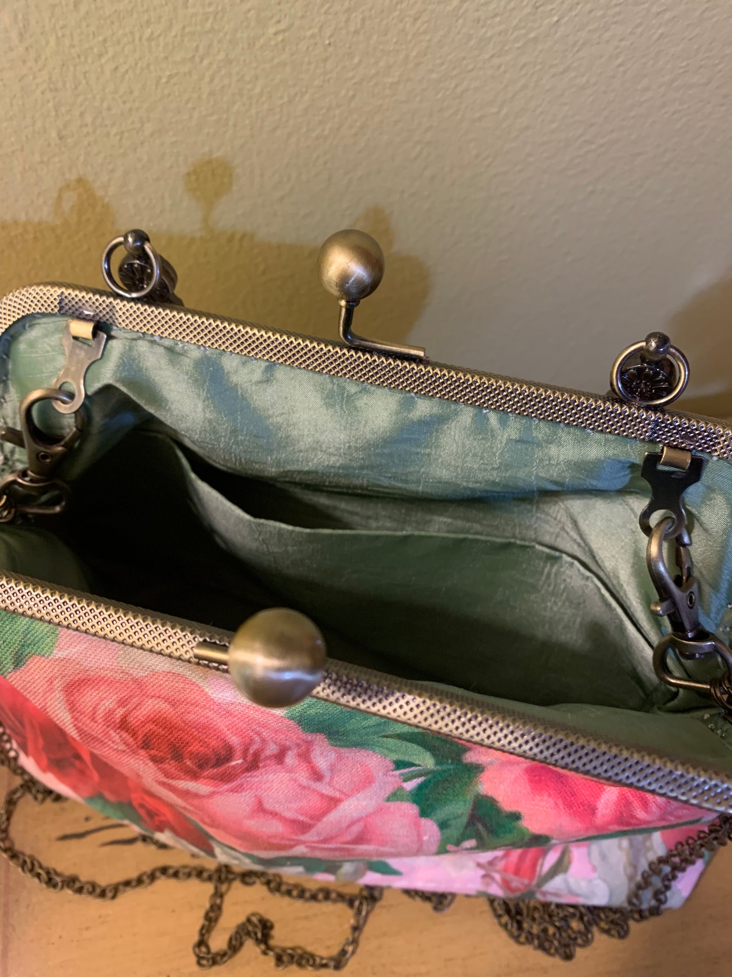 Vintage Roses Kiss Clasp Hand Bag