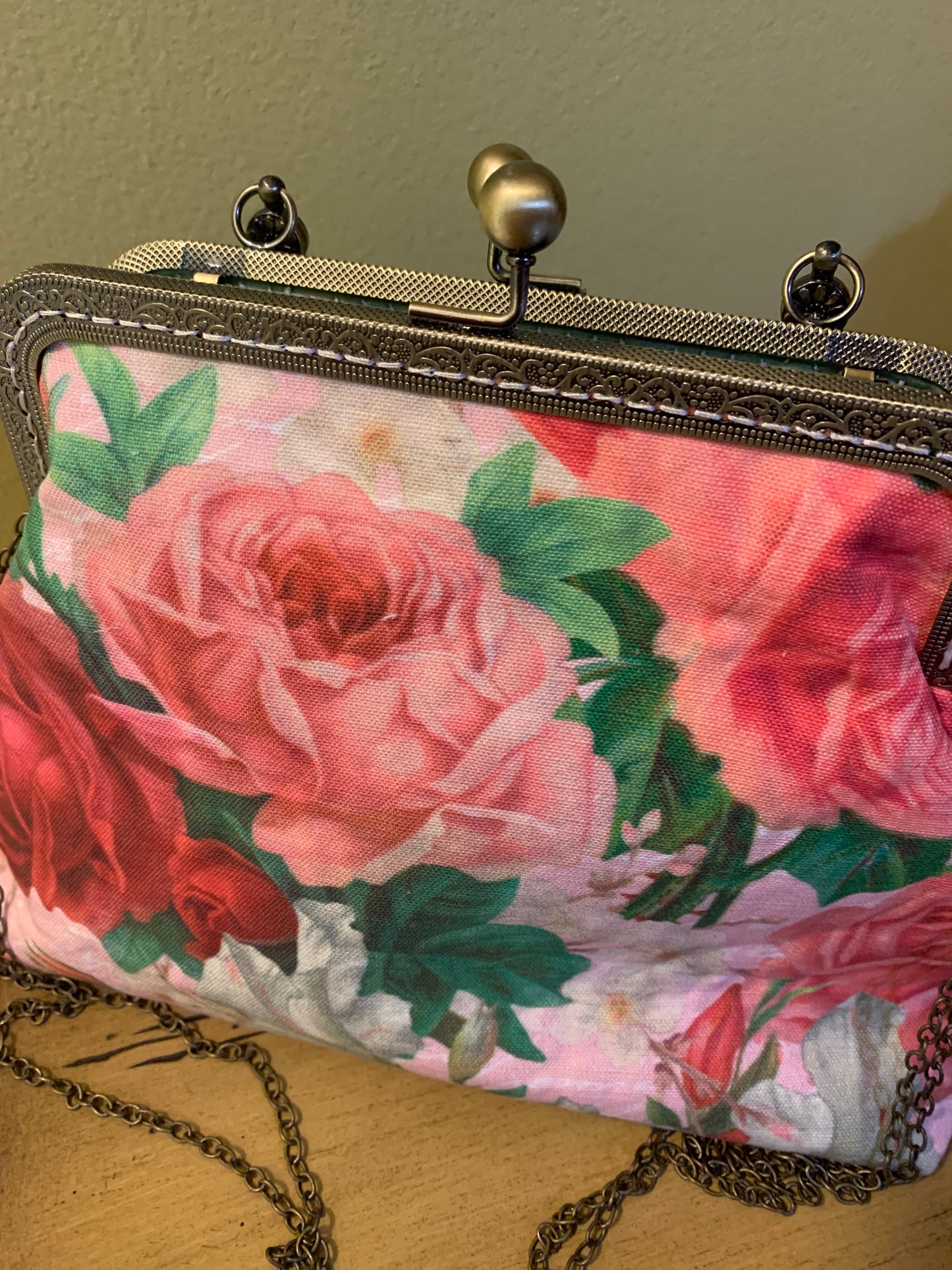 Vintage Roses Kiss Clasp Hand Bag