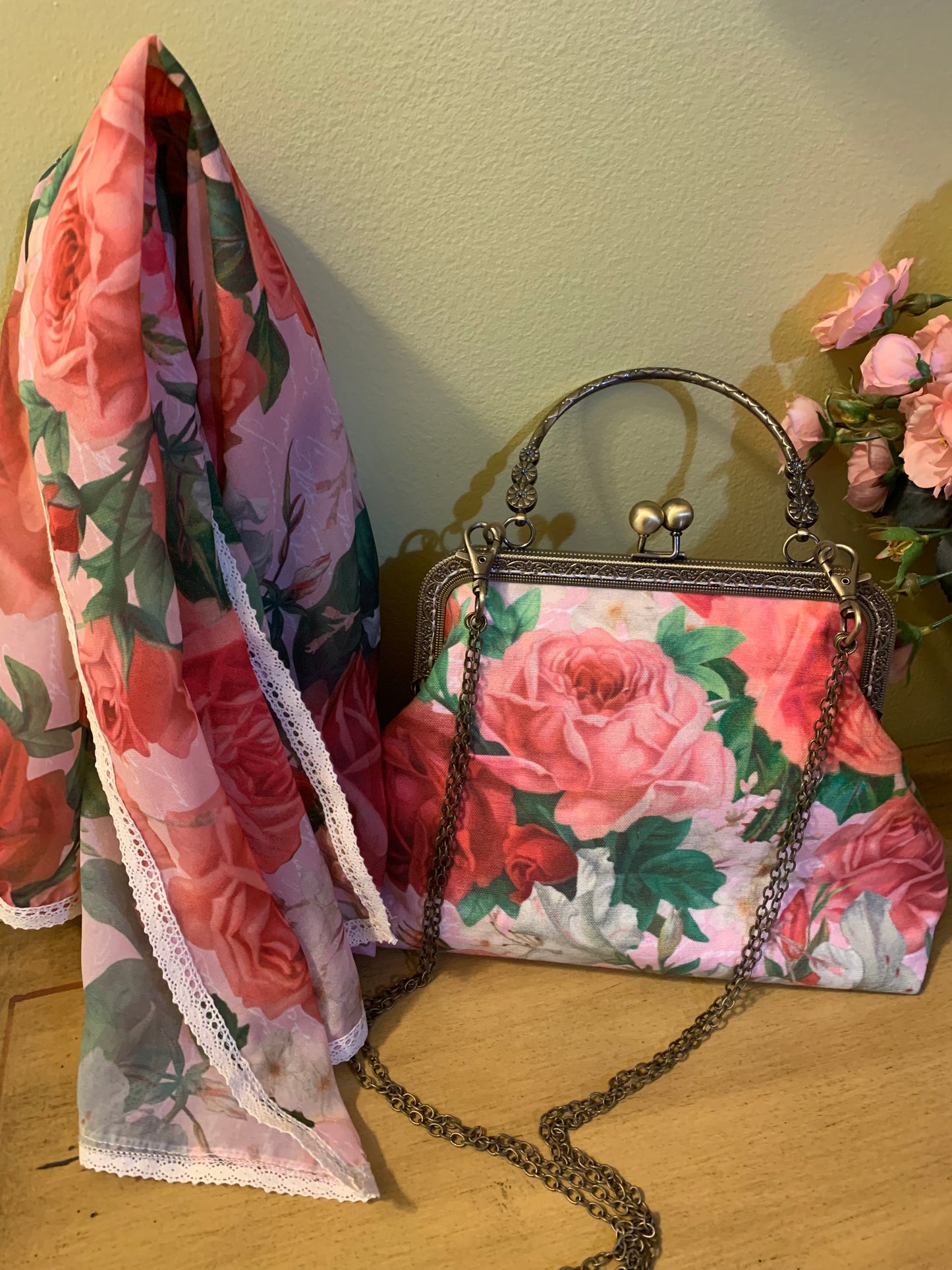 Vintage Roses Kiss Clasp Hand Bag