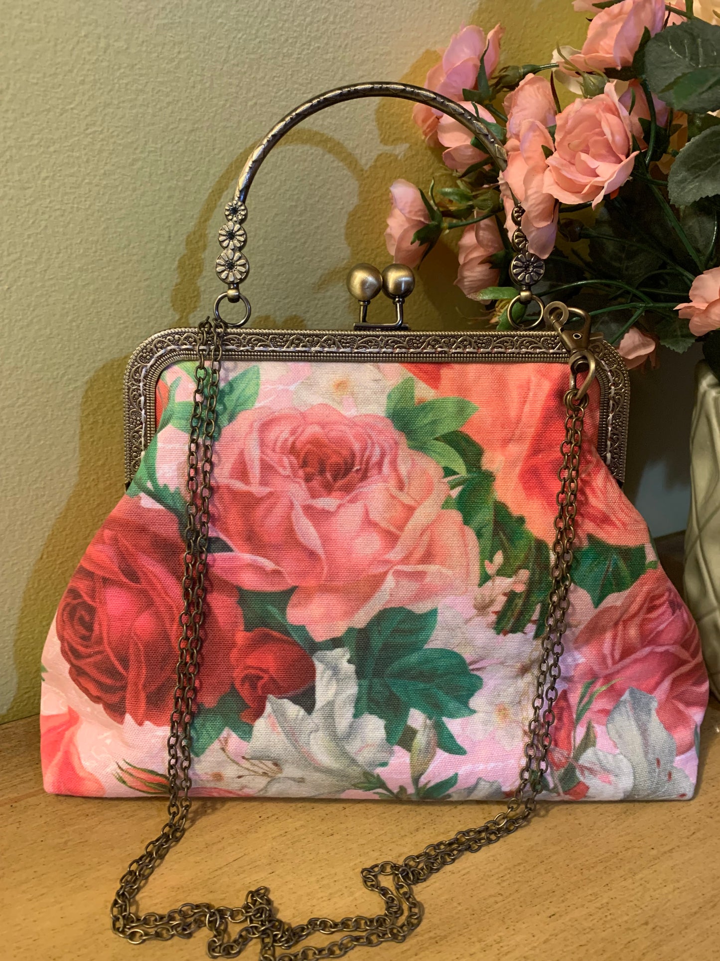 Vintage Roses Kiss Clasp Hand Bag