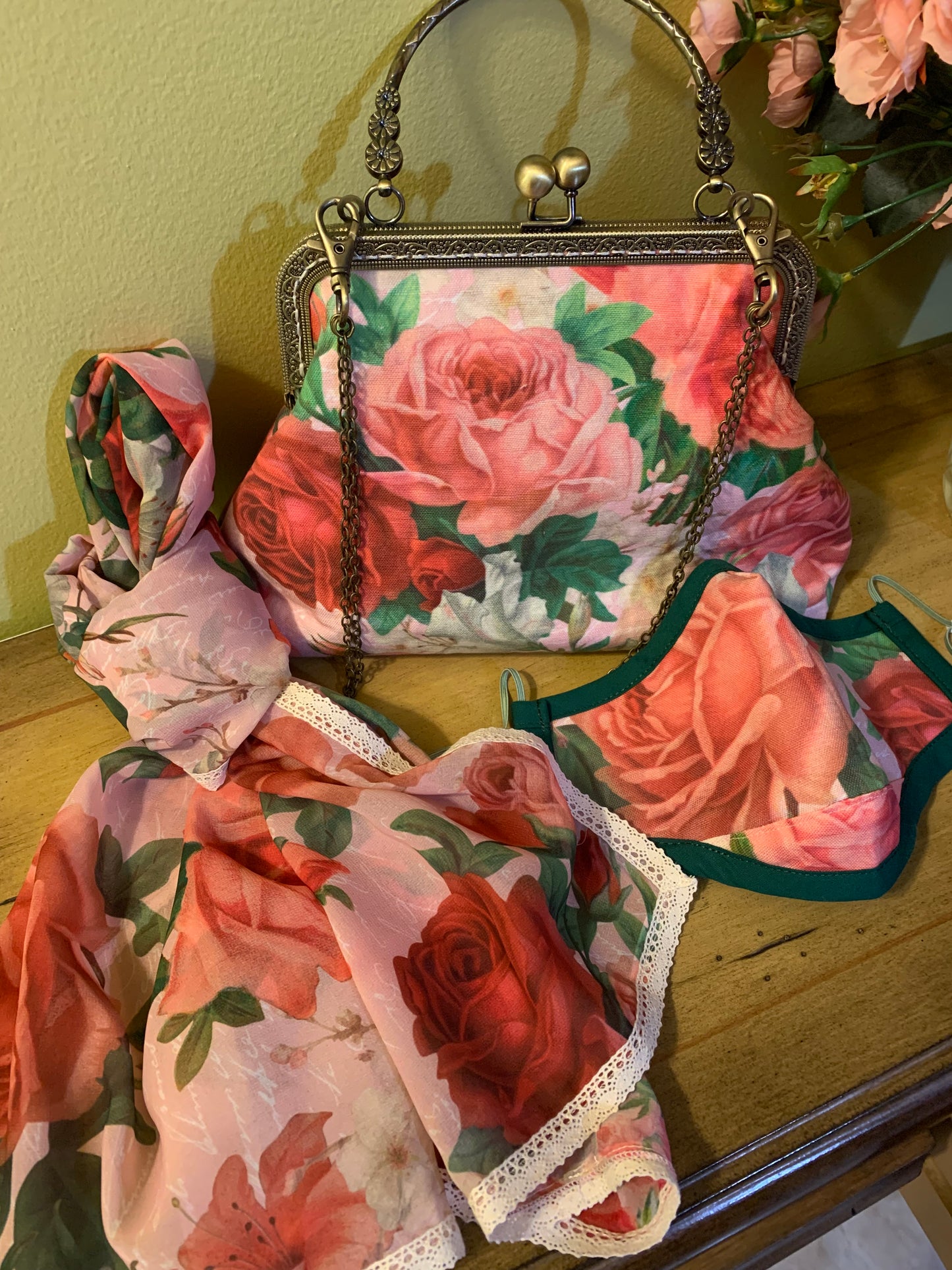 Vintage Roses Kiss Clasp Hand Bag