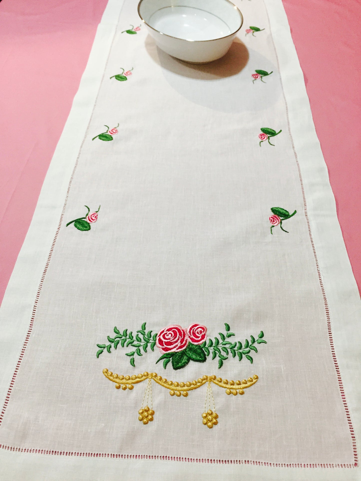 Heirloom Roses Table Runner