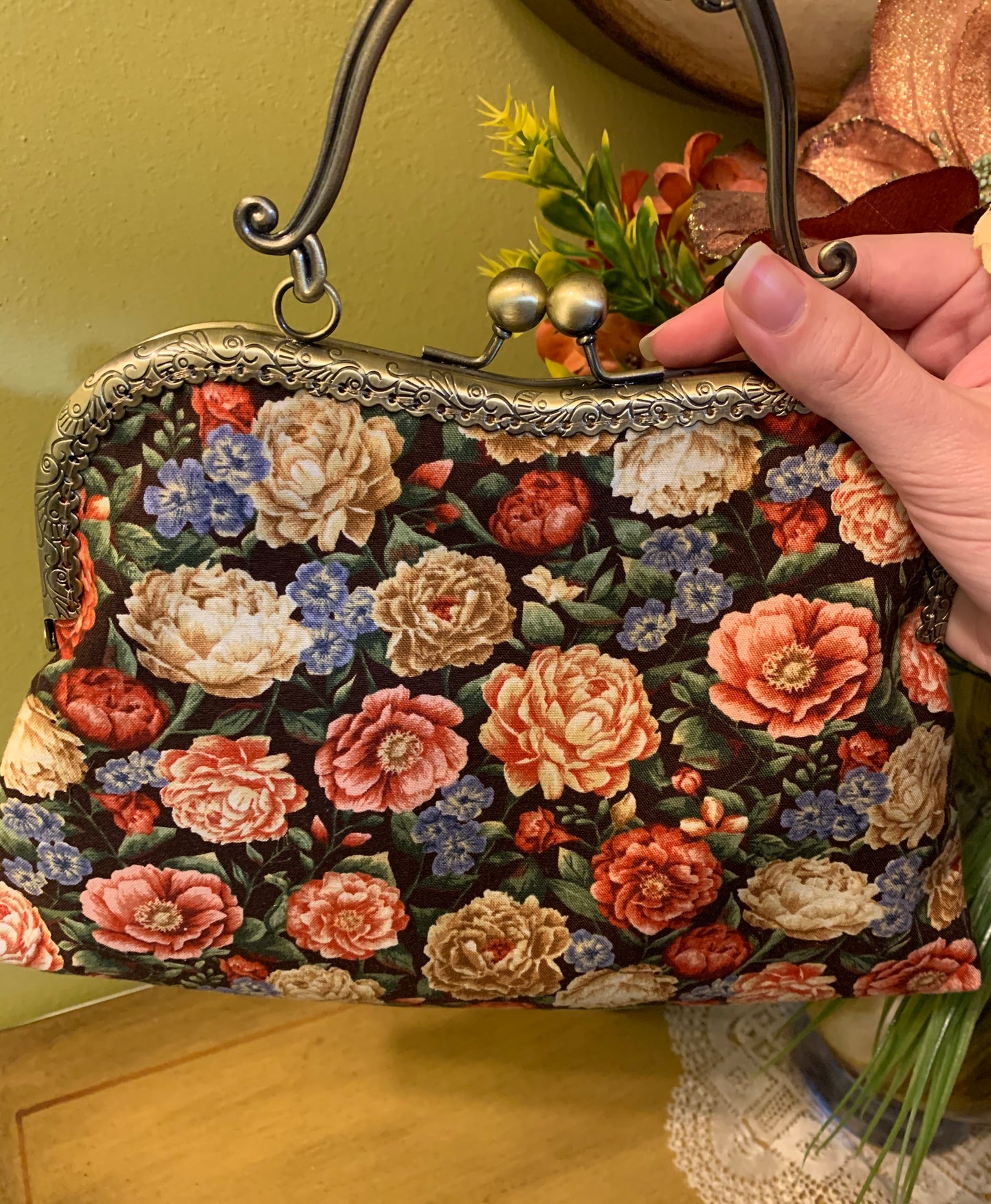 The Elegant Flowers Kiss Clasp Handbag