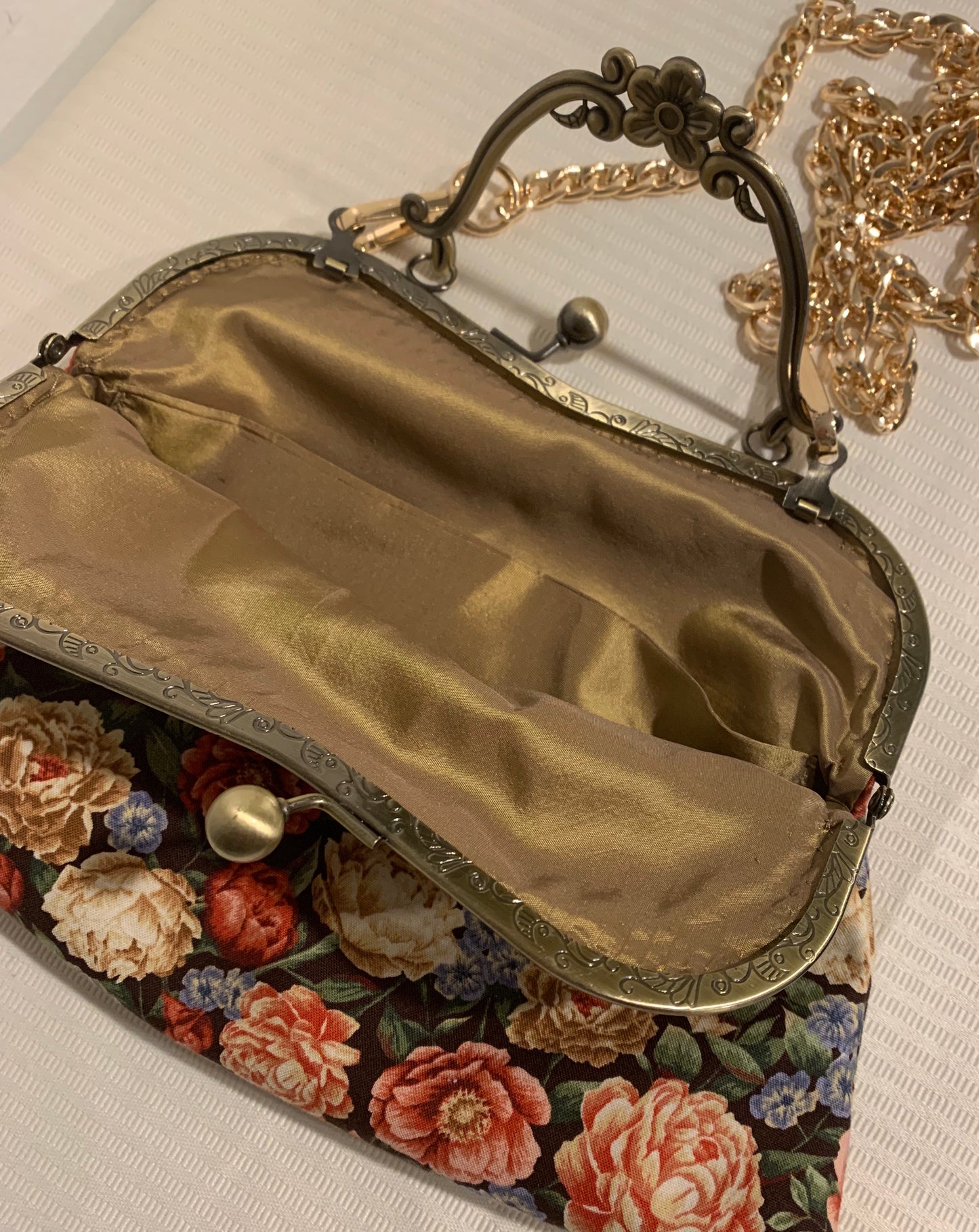 The Elegant Flowers Kiss Clasp Handbag
