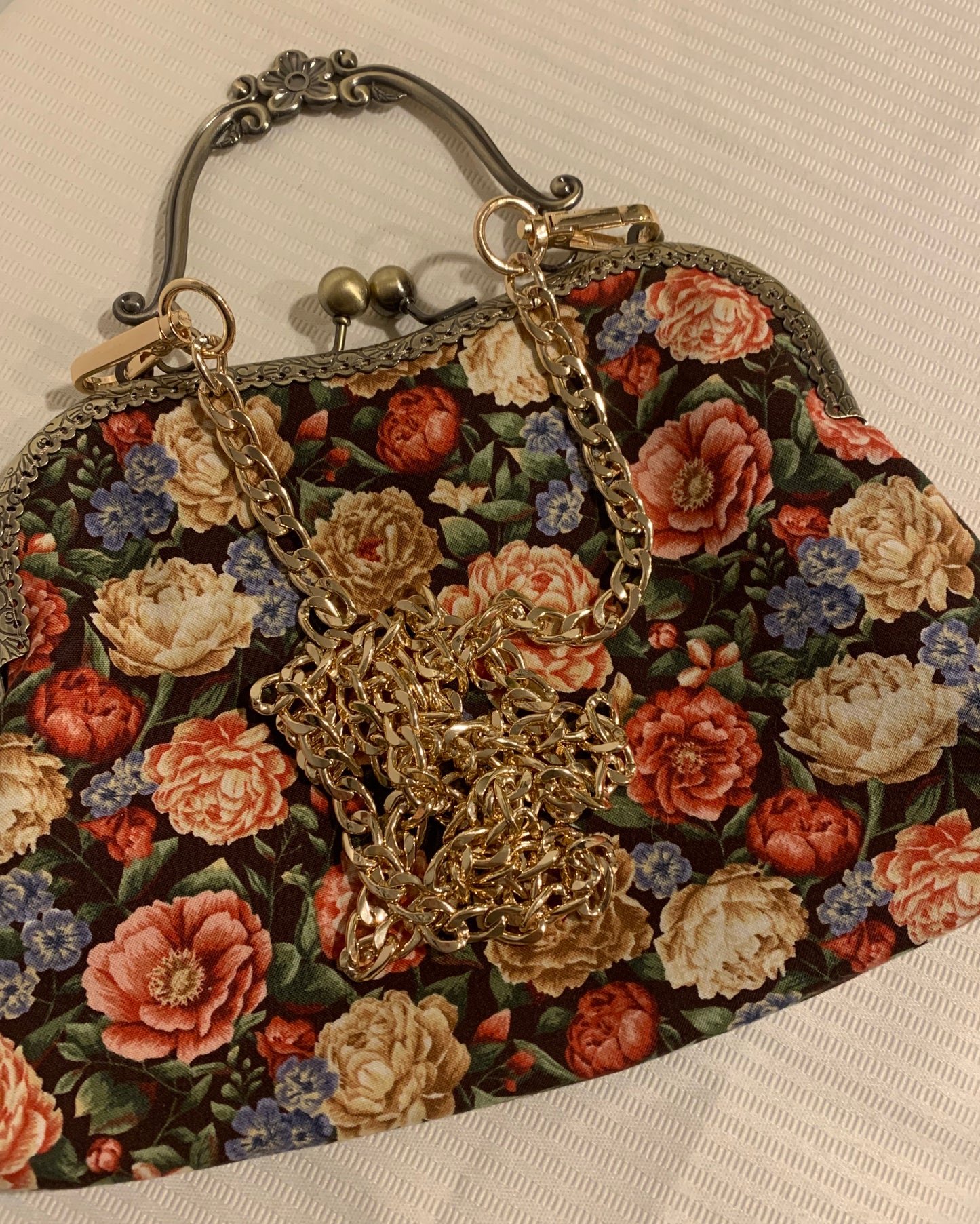 The Elegant Flowers Kiss Clasp Handbag
