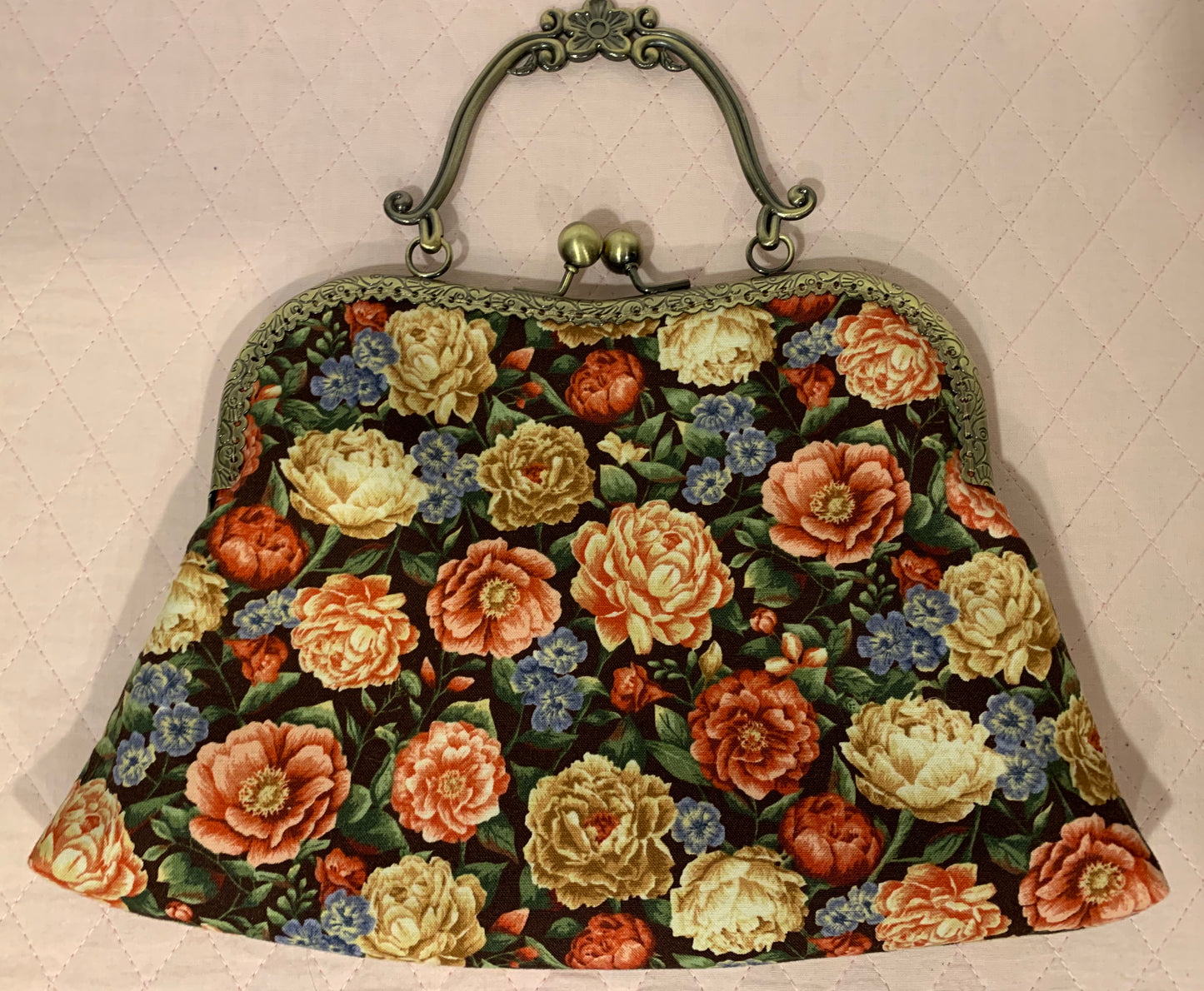 The Elegant Flowers Kiss Clasp Handbag