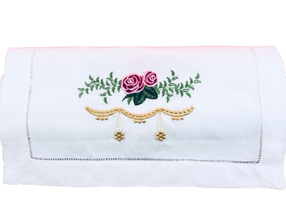 Heirloom Roses Table Runner