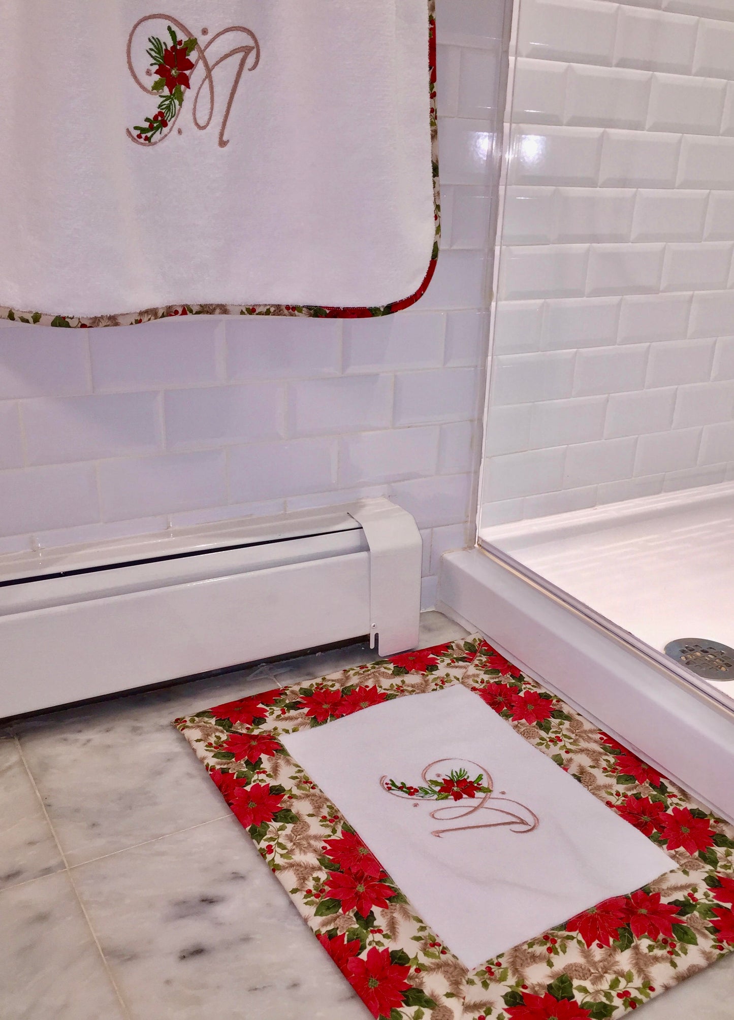 Poinsettia Christmas Monogramm Bath Mat