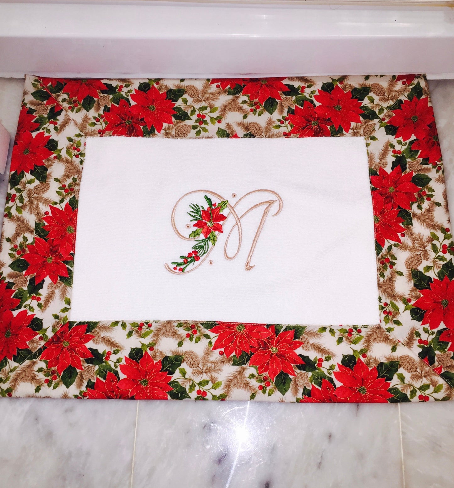 Poinsettia Christmas Monogramm Bath Mat