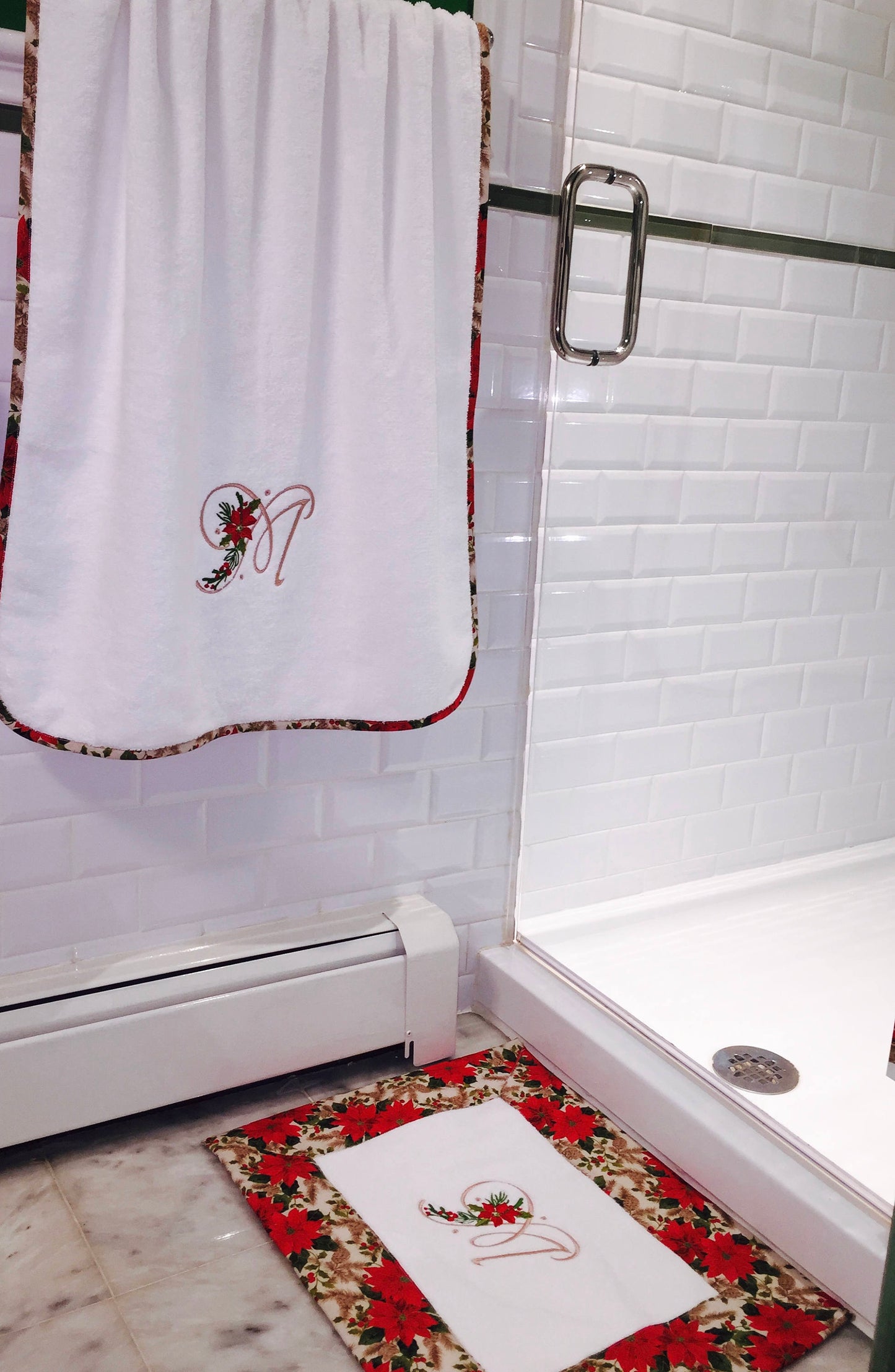 Poinsettia Christmas Monogramm Bath Mat