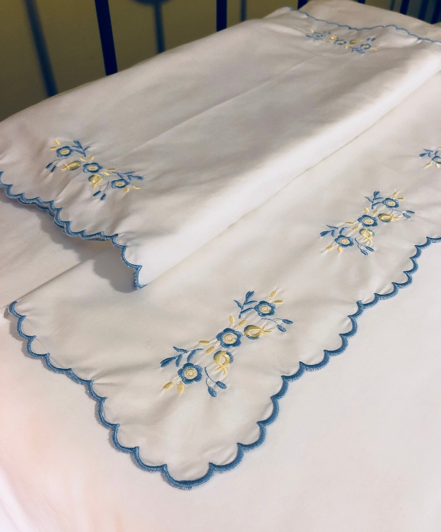 baby crib sheet set embroidered with a motif design