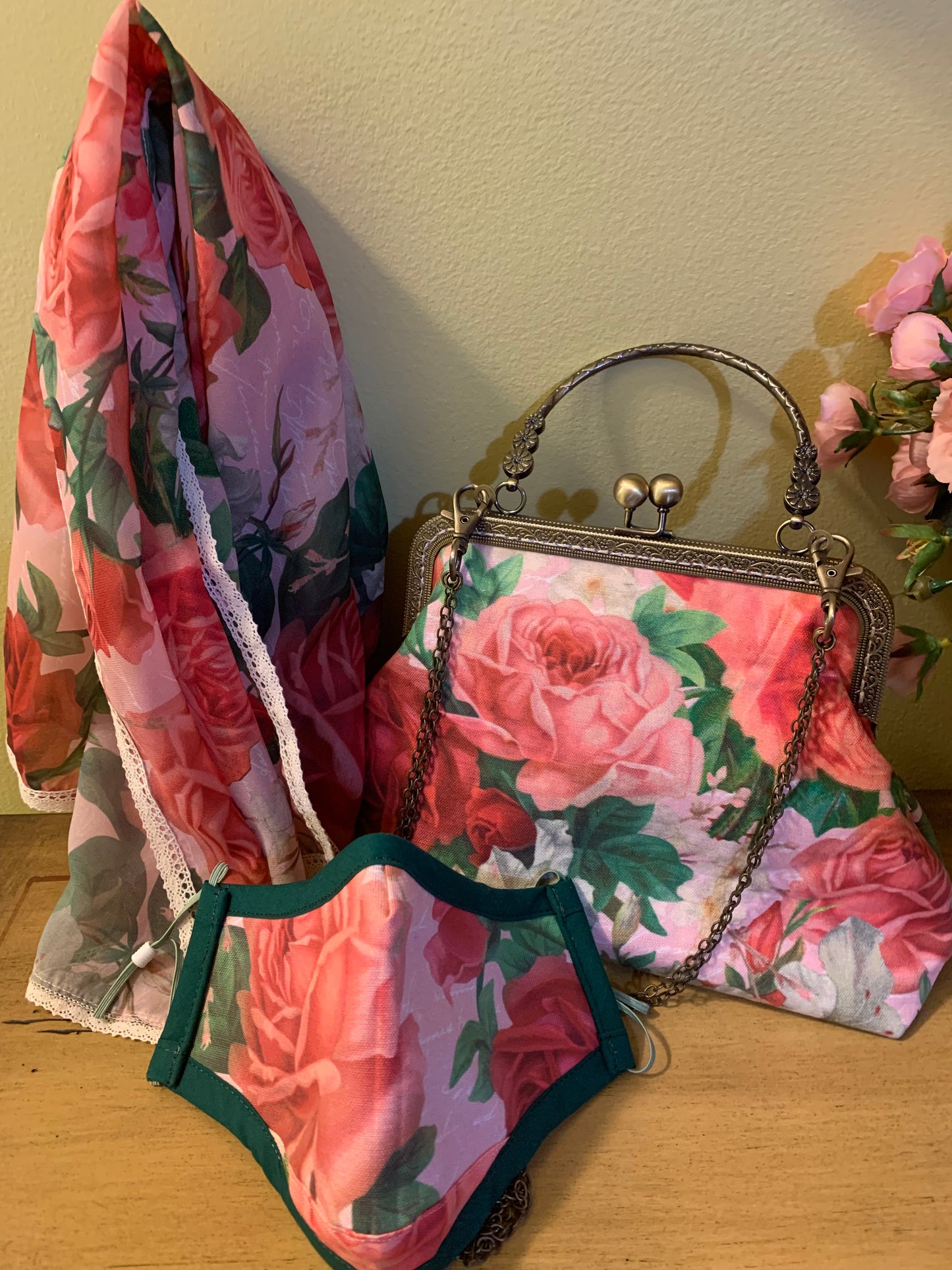 Vintage Roses Kiss Clasp Hand Bag
