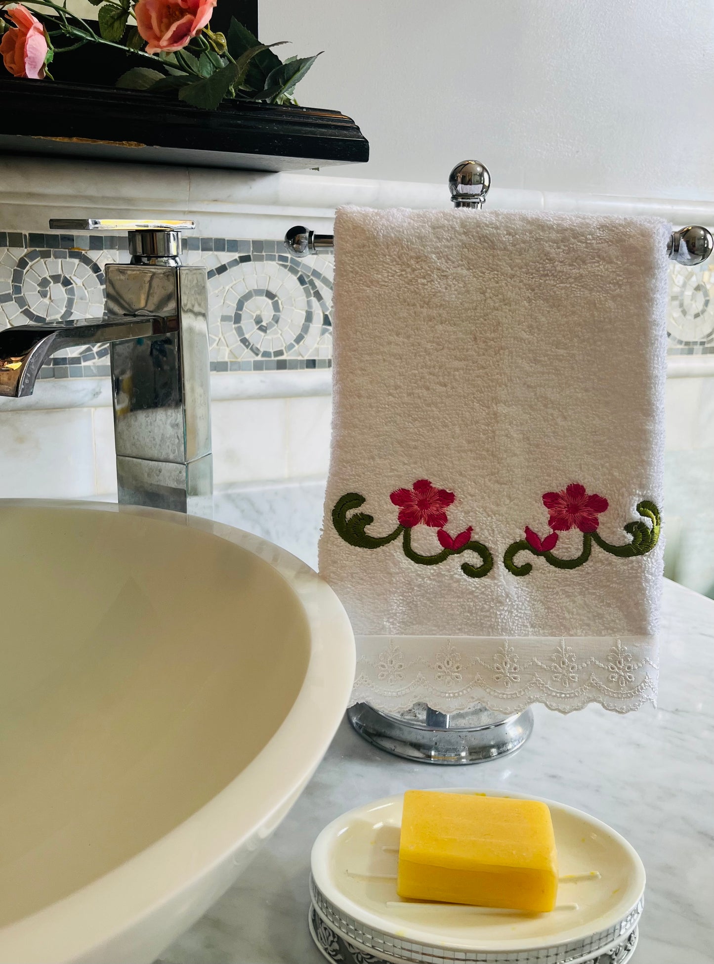 Embroidered Flower Motif Bath Towel Set