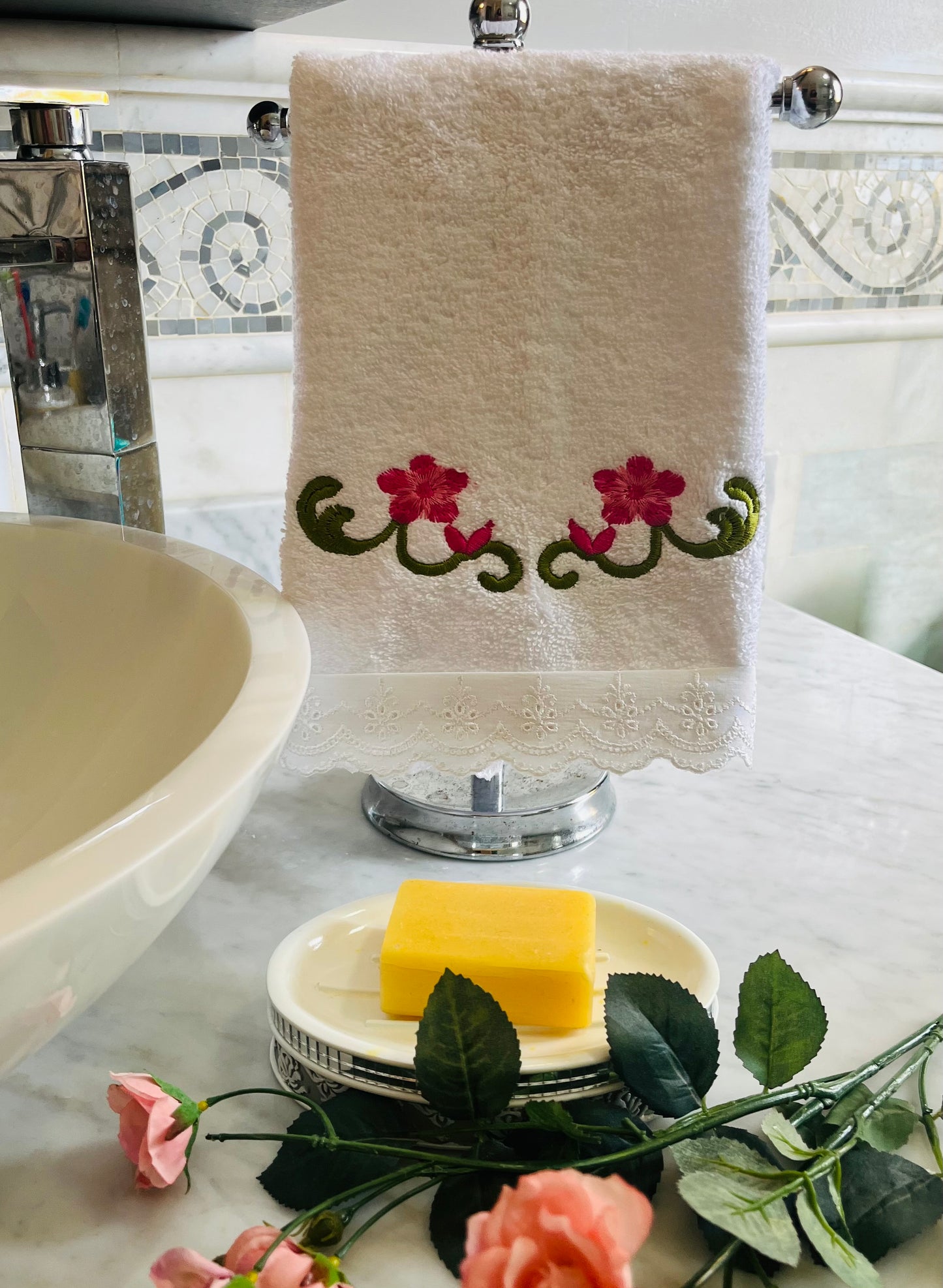 Embroidered Flower Motif Bath Towel Set