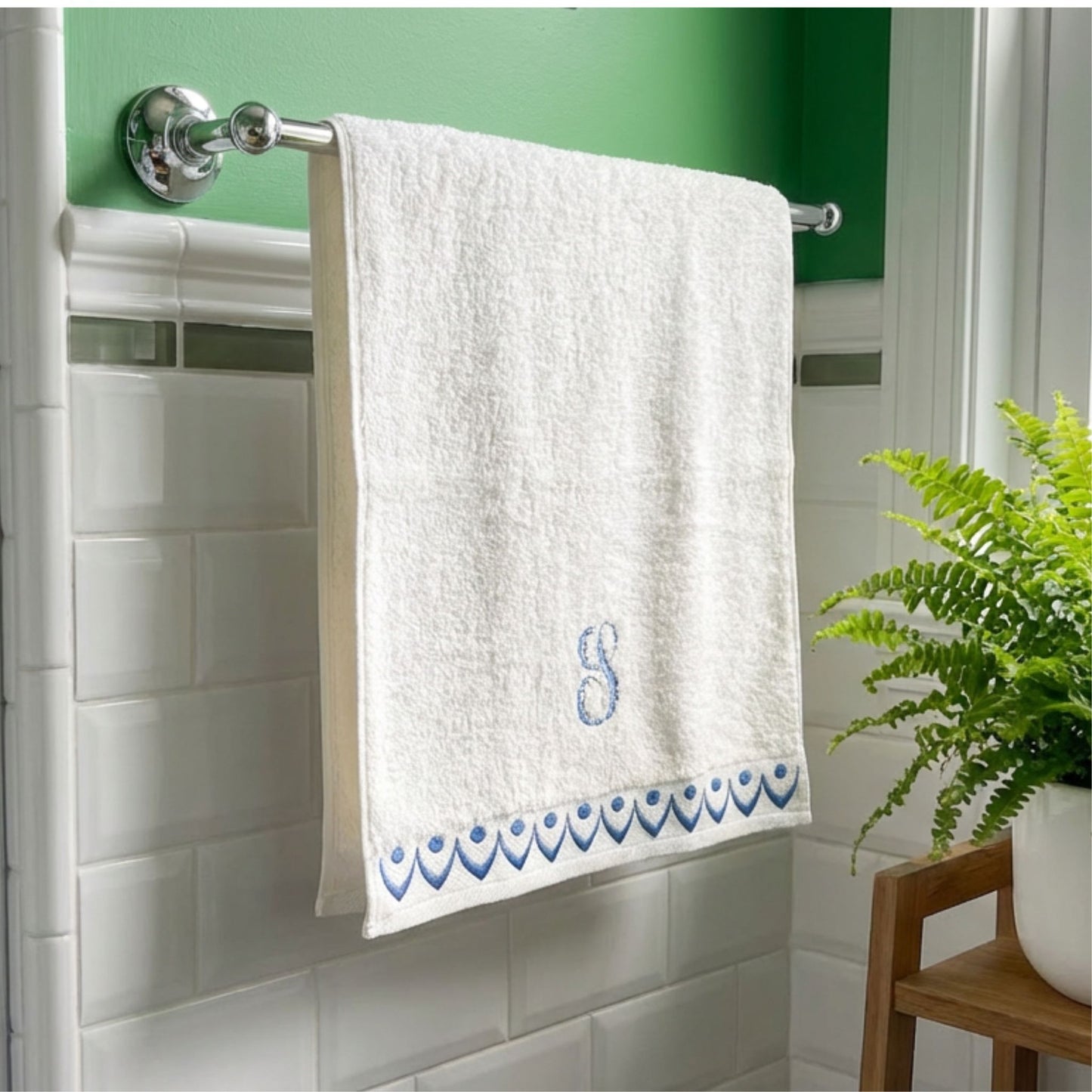 Scallop border bath towel set - Custom monogram embroidered - Bathroom decor