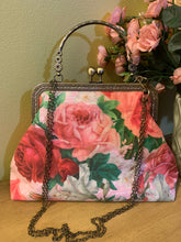 Load image into Gallery viewer, Vintage Roses Kiss Clasp Hand Bag