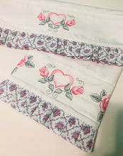 Load image into Gallery viewer, bed sheets embroidered with roses