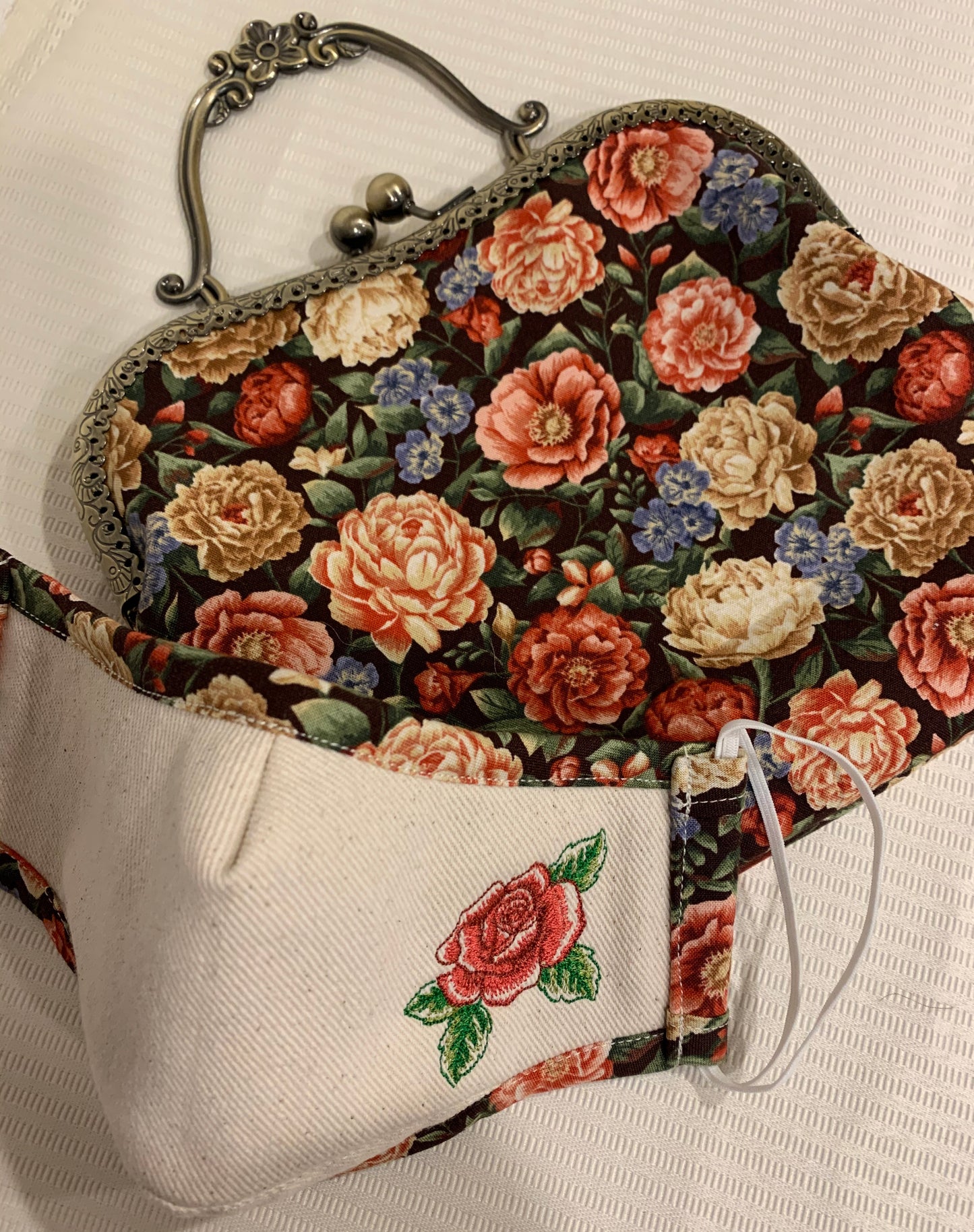 The Elegant Flowers Kiss Clasp Handbag