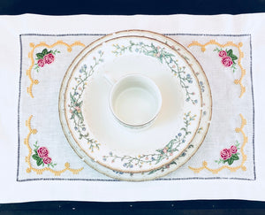 placemat embroidered with roses on all corner