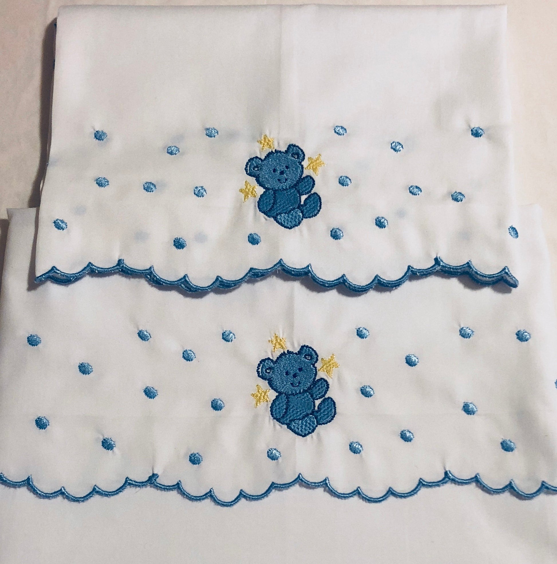 baby crib sheet set embroidered with bear and scallop edge