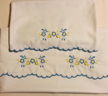 Load image into Gallery viewer, baby crib sheet set embroidered with a motif and scallop design