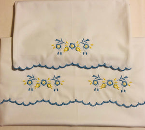 baby crib sheet set embroidered with a motif and scallop design