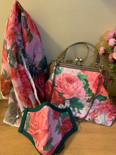 Load image into Gallery viewer, Vintage Roses Kiss Clasp Hand Bag